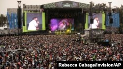 Des milliers de fans assistant au festival de musique "Vive Latino" alors que les autorités sanitaires mexicaines ont appellé à se tenir à distance les uns des autres pour éviter la propagation du Covid-19, Mexico, le 15 mars 2020. (Photo: Reuters)