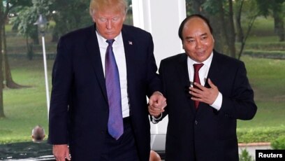 Tổng thống Donald Trump và Thủ tướng Việt Nam Nguyễn Xuân Phúc tại Hà Nội tháng 11 năm ngoái.