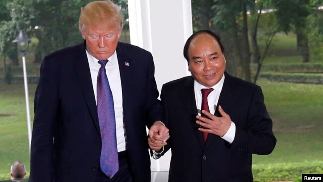 Tổng thống Trump đã chào bán "máy bay, tên lửa" trong cuộc gặp với quan chức Việt Nam khi tới Hà Nội cuối năm ngoái.