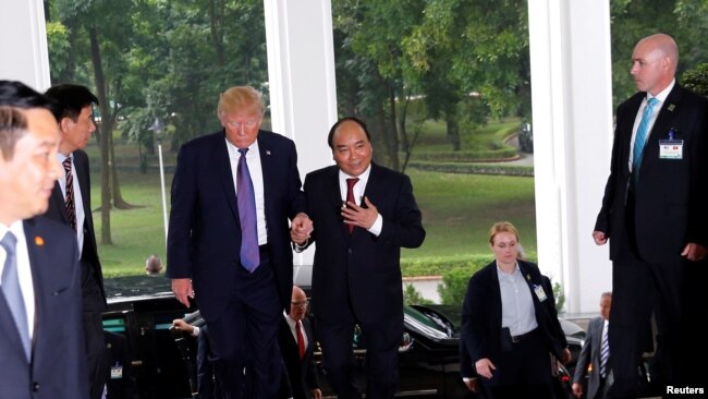 Thủ tướng Việt Nam Nguyễn Xuân Phúc trong cuộc gặp Tổng thống Mỹ Donald Trump hôm 12/11.