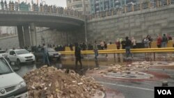 سنگ و آجر و گاز اشک‌آور در اتوبان امام علی تهران گرانی بنزین / عکس ارسالی به صدای آمریکا 