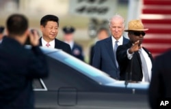 Chinese President Xi Jinping (l) and Vice President Joe Biden during the arrival ceremony at Andrews Air Force Base, Md., Sept. 24, 2015.