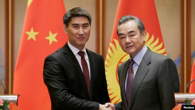 资料照：中国外长王毅在北京钓鱼台国宾馆与吉尔吉斯斯坦外长钦吉斯·艾达尔别科夫出席一个联合记者会。（2019年2月21日）