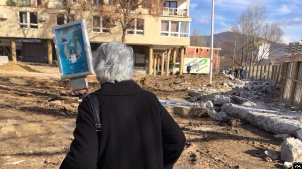 Rrëzohet muri në veriun e Mitrovicës