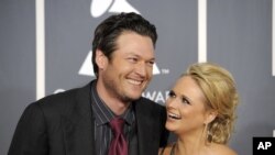 Blake Shelton será uno de los anfitriones del evento y su esposa, Miranda Lambert actuará durante la ceremonia.