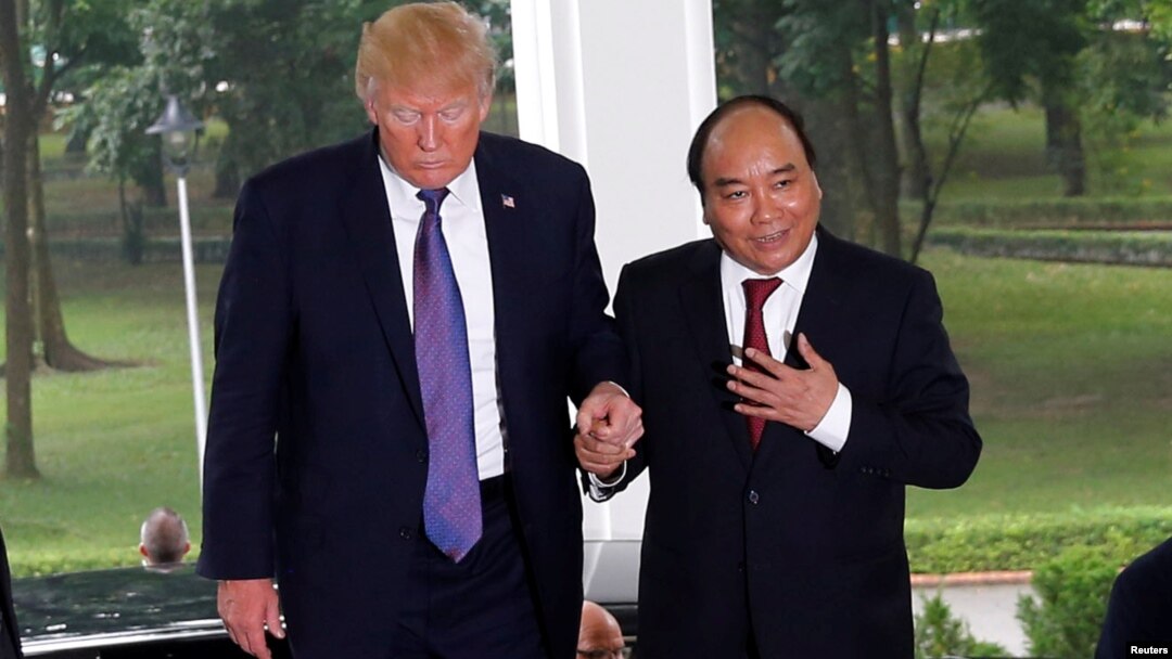 Ông Trump và ông Phúc tại Hà Nội hôm 12/11.