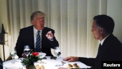 Donald Trump et Mitt Romney "au très chic restaurant Jean-Georges", New York, le 29 novembre 2016. 