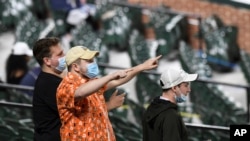 26일 미국 볼티모어에서 열린 프로야구 볼티모어 오리올스와 뉴욕 양키스의 경기에서 마스크를 쓴 관객들.