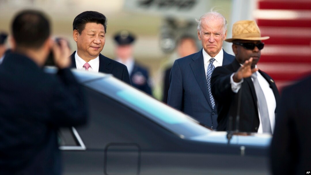 Chinese President Xi Jinping (l) and Vice President Joe Biden during the arrival ceremony at Andrews Air Force Base, Maryland, Sept. 24, 2015. 