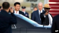 Chinese President Xi Jinping (l) and Vice President Joe Biden during the arrival ceremony at Andrews Air Force Base, Maryland, Sept. 24, 2015. 