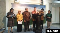 (Ki-Ka) Menteri Keuangan Sri Mulyani, Wakil Ketua Dewan Komisioner Otoritas Jasa Keuangan (OJK) Nurhaida, Gubernur Bank Indonesia Perry Warjiyo, Menko Perekonomian Darmin Nasution, Menteri Perindustrian Airlangga Hartarto dalam Konferensi Pers peluncuran 