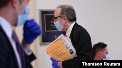 El representante Eliot Engel llega a la subcomisión de Energía y Comer io de la Cámara de Representantes en Washington.