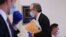 El representante Eliot Engel llega a la subcomisión de Energía y Comer io de la Cámara de Representantes en Washington.