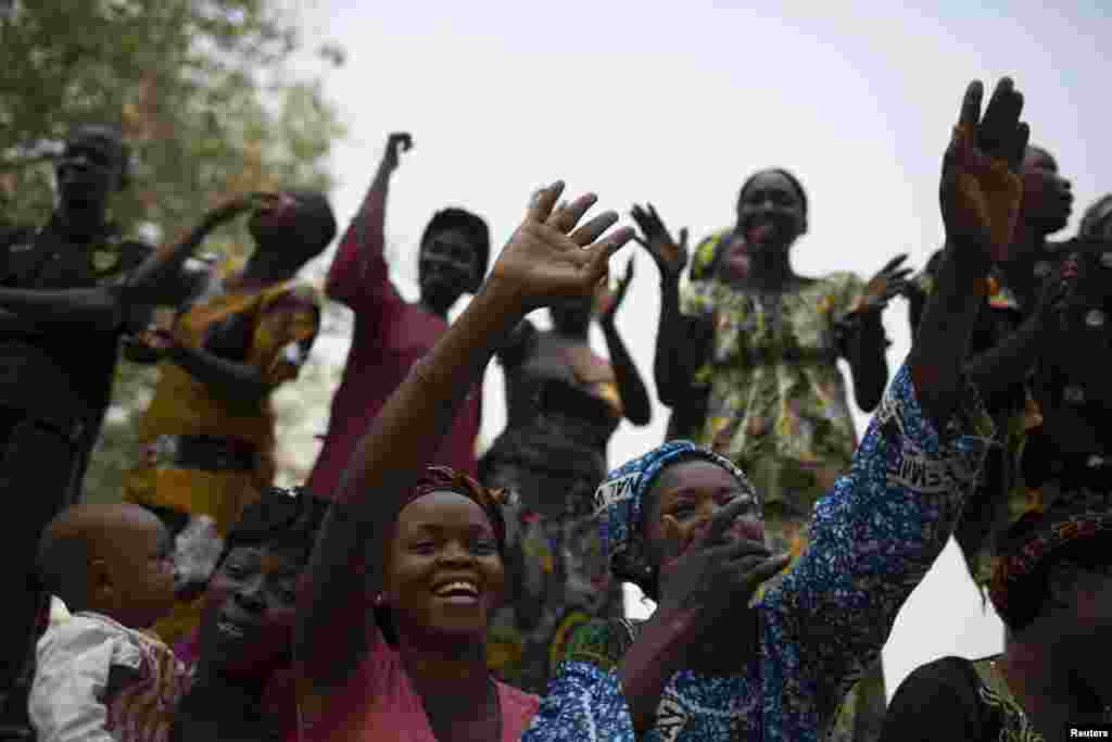 People react to a speech given by Alexandre Nguendet, the head of Central African Republic&#39;s transitional assembly in Bangui, Jan. 13, 2014. 