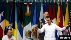 Prezidan meksiken la, Enrique Pena Nieto, kap salye Oodyans lan akote Minis Afè Etaran Meksik la, Luis Videgaray, pandan seremoni ouvèti 47èm Asanble Jeneral OEA a nan Cancun, Meksik. 19 jen 2017.