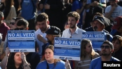 Sejumlah mahasiswa turun ke jalan di Buenos Aires, Argentina, pada 2 Oktober 2024, untuk memprotes rencana Presiden Javier Milei memveto undang-undang yang menjamin pendanaan bagi universitas di negara tersebut. (Foto: Reuters/Pedro Lazaro)