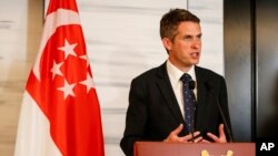 Menteri Pertahanan Inggris Gavin Williamson memberikan sambutan pada Forum Pertahanan dan Keamanan Asia di Singapura, Sabtu, 2 Juni 2018. 