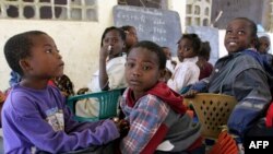 Des élèves attendent les enseignants dans une école de Huambo, Angola, 6 juillet 2005.