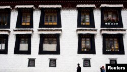 西藏的朝圣者(资料照片)