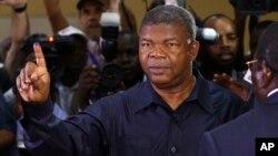 执政党安哥拉人民解放运动的候选人、国防部长若昂洛伦索 在罗安达投票后显示他带有油墨的手指（2017年8月23日）