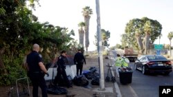 美国加州圣迭戈警察清除街头无家可归者留下的帐篷
