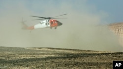 Sebuah helikopter terlihat di kawasan gurun Sinai, Mesir di dekat lokasi jatuhnya helikopter pasukan perdamaian. 