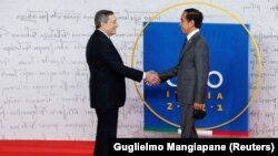 FPerdana Menteri Italia Mario Draghi menyambut Presiden Joko Widodo saat beliau tiba di KTT G20 di Roma, Italia, Sabtu, 30 Oktober 2021. (Foto: Guglielmo Mangiapane/Reuters)