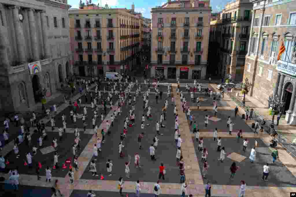 در اسپانیا کارکنان بخش پزشکی و بهداشتی در شهر بارسلون با رعایت فاصله گذاری اجتماعی دست به اعتصاب زده اند. 