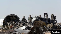 Des militaires égyptiens inspectent des débris de l'Airbus A321, Arish, 1er novembre 2015.