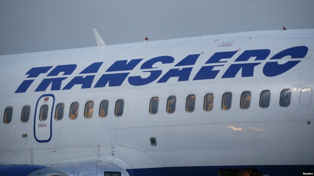 Pesawat Boeing 737 milik Transaero di Bandara Internasional Kyiv di Kyiv, Ukraina (25/9). (Reuters/Valentyn Ogirenko)