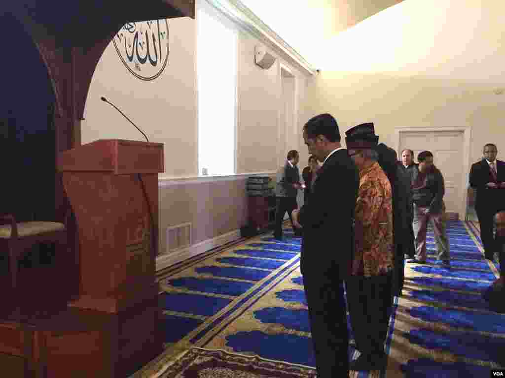 Presiden Joko Widodo shalat di masjid komunitas Indonesia di Washington, DC (27/10). (VOA Indonesia)