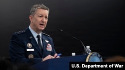 美军参谋长联席会议主席丹·凯恩将军在五角大楼与战争部长皮特·海格塞斯就“史诗狂怒行动”举行新闻简报会。(2026年3月31日)