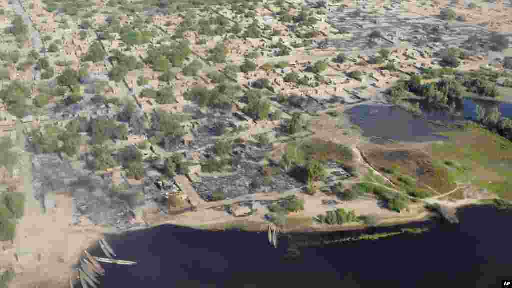 Une vue aérienne montre le village de Ngouboua, attaqué par des militants de Boko Haram, 13 février 2015.