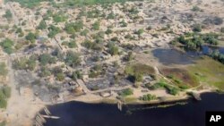 Vue aérienne de Lac Tchad et du village de Ngouboua en février 2015 