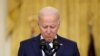Le président américain Joe Biden observe un moment de silence pour les morts lors de sa conférence de presse sur l'Afghanistan, à la Maison Blanche, le 26 août 2021. 