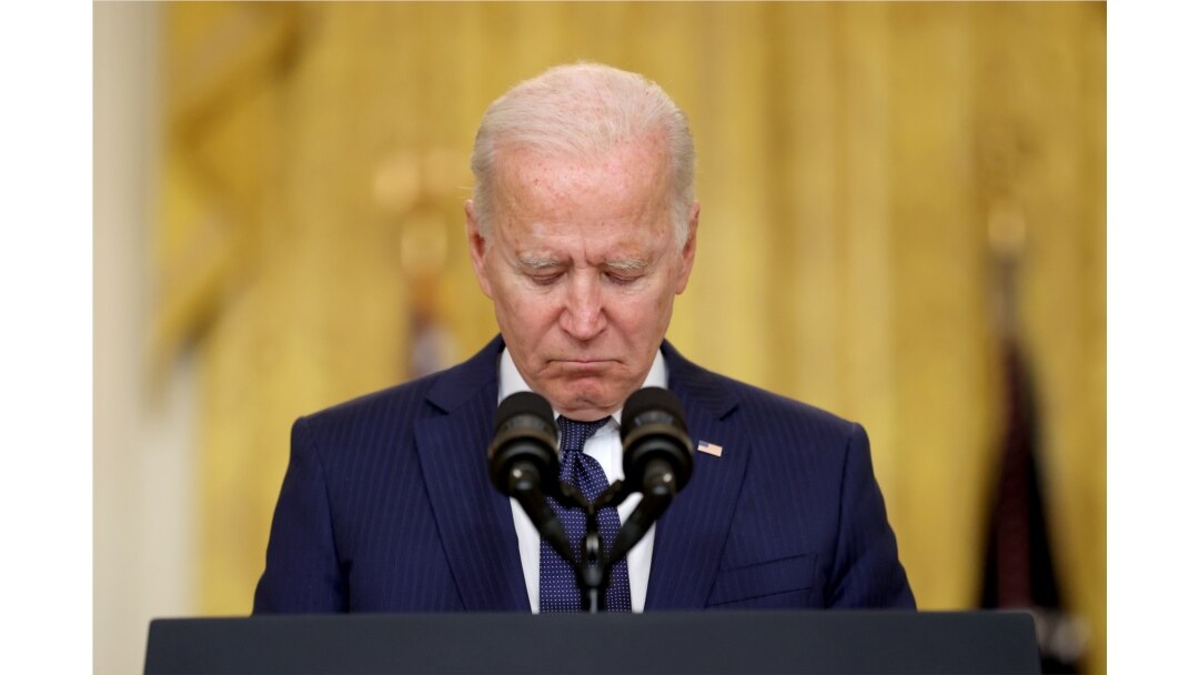 Presiden AS Joe Biden mengheningkan cipta untuk para korban tewas saat menyampaikan pidato tentang Afghanistan, dari Ruang Timur Gedung Putih di Washington, AS 26 Agustus 2021. (Foto: REUTERS/Jonathan Ernst)