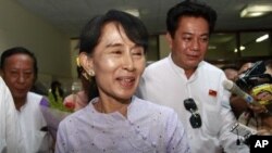 ေနျပည္ေတာ္မွာ သမၼတဦးသိန္းစိန္ႏွင့္ေတြ႔ဆံုအၿပီး ရန္ကုန္ေလဆိပ္တြင္ သတင္းေထာက္မ်ားႏွင့္အတူ။ (ဧၿပီလ ၁၁ ရက္၊ ၂၀၁၂။) 