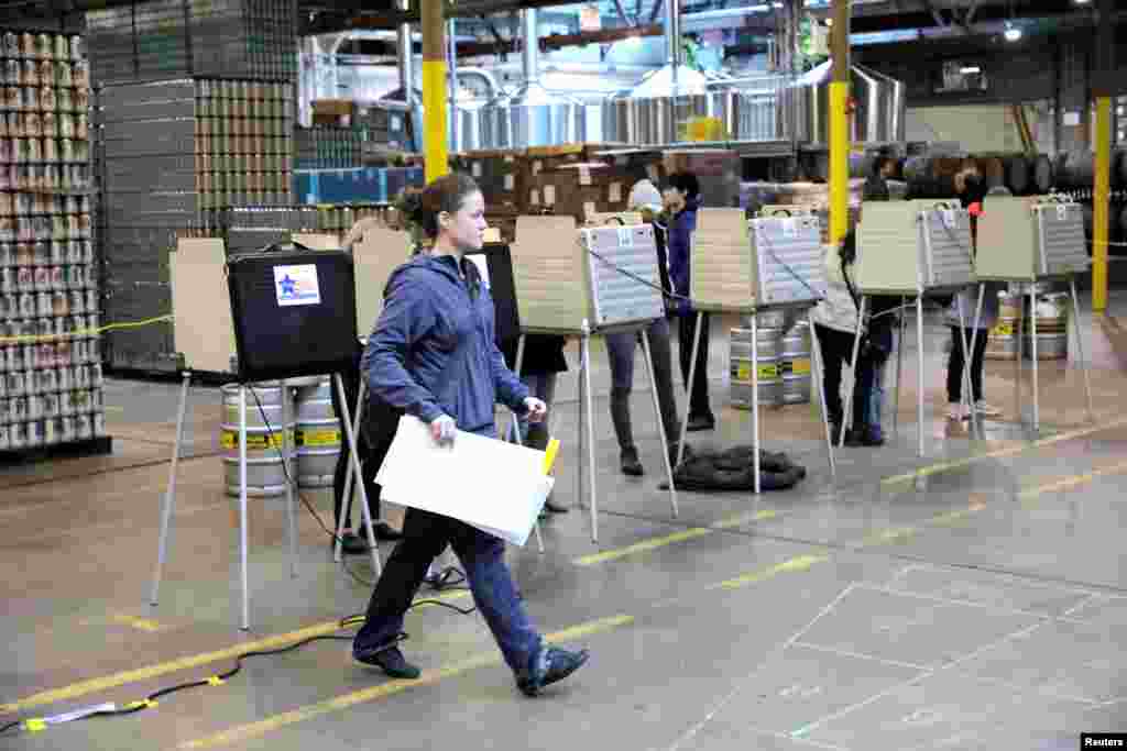 Voters cast their ballots at in the midterm election at the Half Acre brewery in Chicago, Illinois, Nov. 6, 2018. 