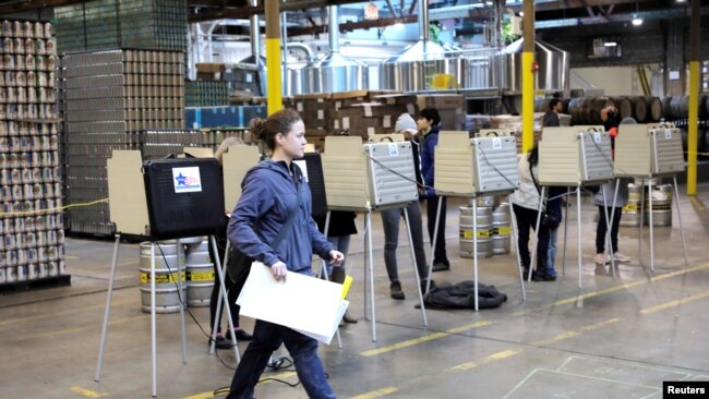 2018年11月6日，在伊利诺伊州芝加哥市“半英亩”啤酒厂，选民们在中期选举中投票。