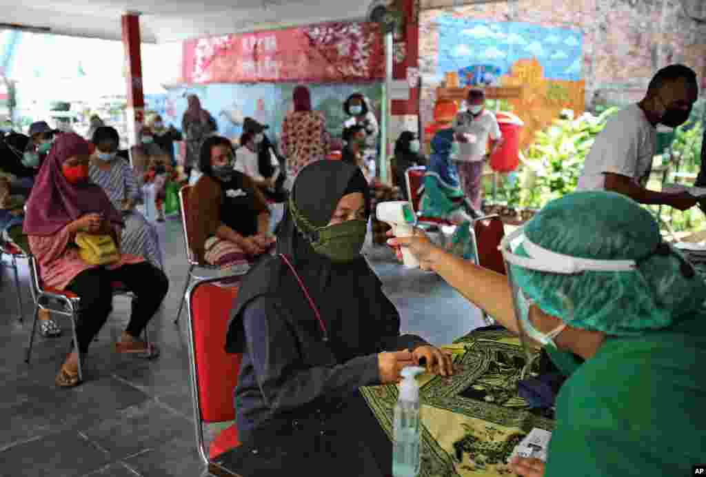 یک مرکز واکسیناسیون انبوه در یک پارک در جاکارتا، اندونزی