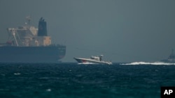Una lancha de guardacostas de Emiratos Árabes Unidos pasa cerca del puerto de Fuyaira, el lunes 13 de mayo de 2019.