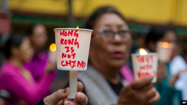 流亡藏人8月19日在达兰萨拉举行烛光晚会，支持香港民众争取民主的抗议活动。
