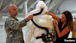 Fort Kempbel bazasida Ebolaga qarshi tayyorgarlikdan o'tayotgan AQSh askarlari