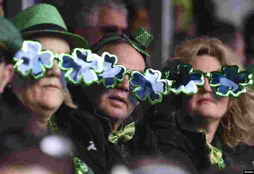 İrlanda Dublin&#39;de St. Patrick&#39;s Günü geçit törenini izleyenler.