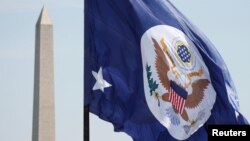 美国国务院的旗帜在华盛顿纪念碑前飘扬。 （2018年5月8日）