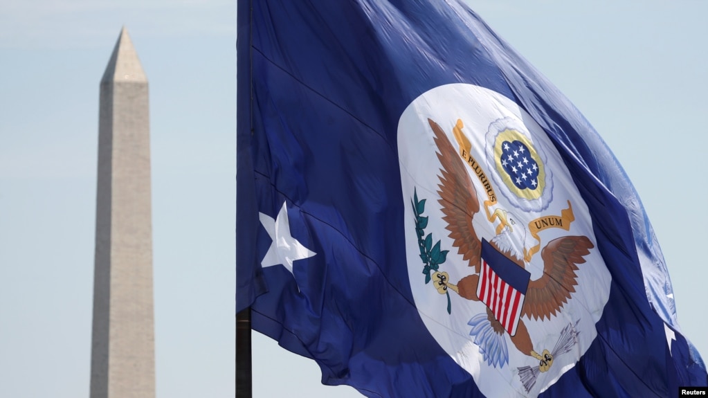 美国国务院的旗帜在华盛顿纪念碑前飘扬。 （2018年5月8日）