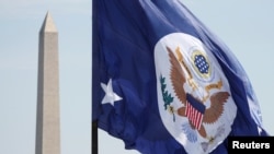 美國國務院的旗幟在華盛頓紀念碑前飄揚。 （2018年5月8日）