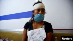 Petronila Ticum, de 18 años, quien resultó herida en un accidente de camión que dejó varias personas muertas, la mayoría migrantes de Guatemala, sentada en un banco de la clínica de la Cruz Roja en Tuxtla Gutiérrez, Chiapas, México, el 10 de diciembre de 2021.