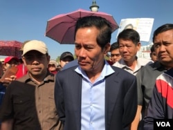 លោក ឃួង ស្រេង អភិបាល​រាជធានី​ភ្នំពេញ ​ចុះ​មើល​ការ​ធ្វើ​កូដកម្ម​របស់​បុគ្គលិកក្រុមហ៊ុន ណាហ្គា ​វើសដ៍ (Naga World) នៅ​ខាង​មុខ​កាស៊ីណូ​ ណាហ្គា​វើសដ៍ រាជធានី​ភ្នំពេញ នៅ​ថ្ងៃទី​៩ ខែមករា ឆ្នាំ​២០២០។ (កាន់ វិច្ឆិកា/VOA)​