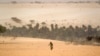 Une jeune fille à la recherche de l'eau sur les près d'un puits à Barrah, un village du désert dans la bande sahélienne du Tchad, 20 avril 2012.